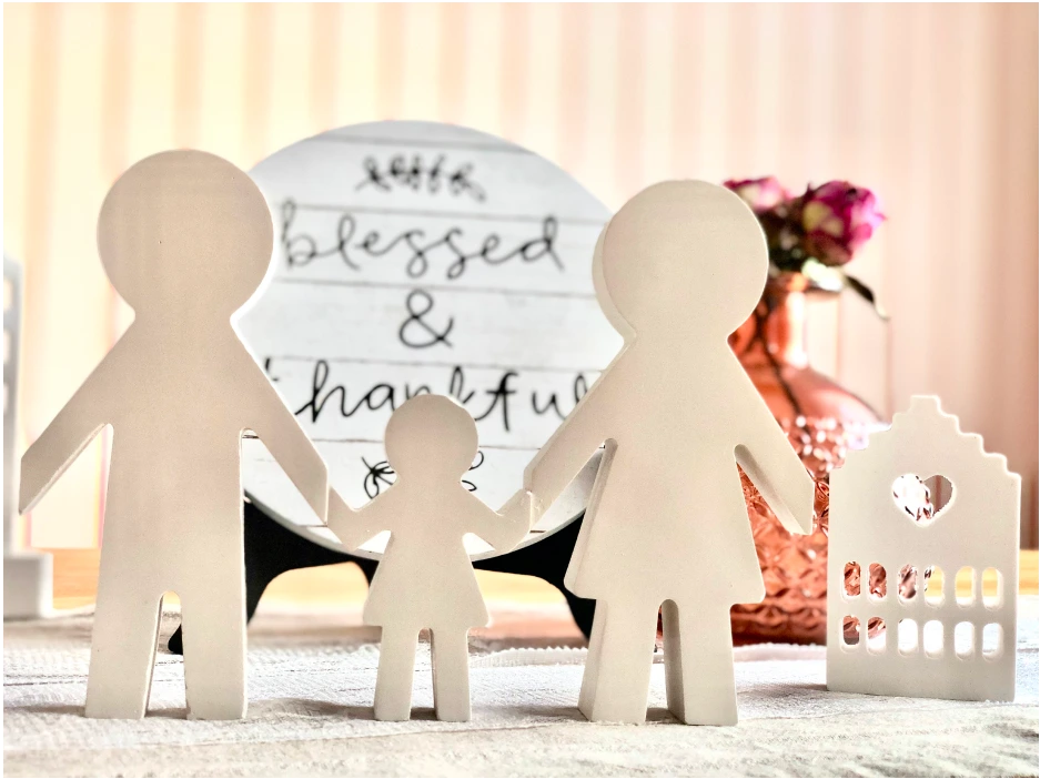 Kleine Familie aus zwei Elternteilen und einem Kind