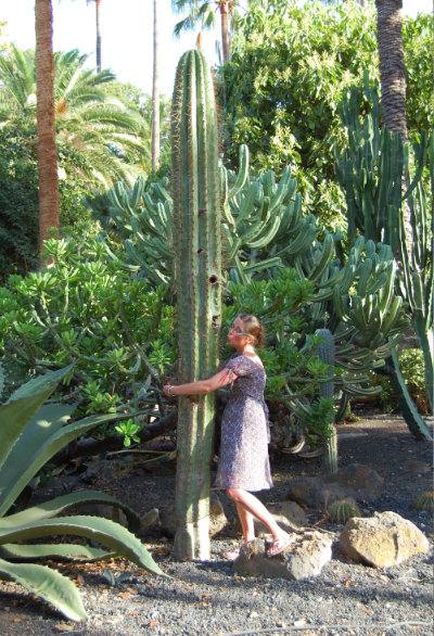 Hanna steht neben einen großen Kaktus